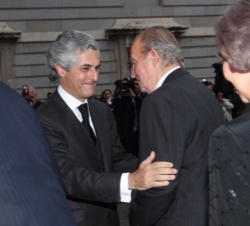 Don Juan Carlos recibe el cariñoso saludo de Adolfo Suárez Illana, hijo del expresidente Suárez